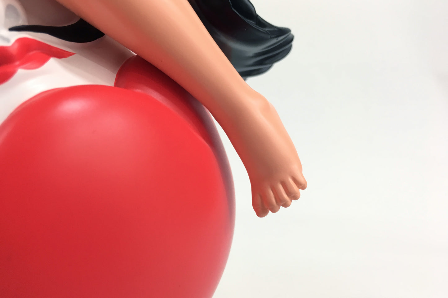 Toshio Saeki "Ureshidaruma Statue"